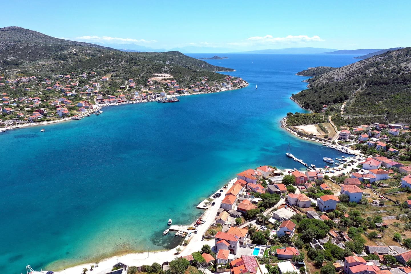 Antini Dvori — stone villa above the turquoise bay of Vinišće